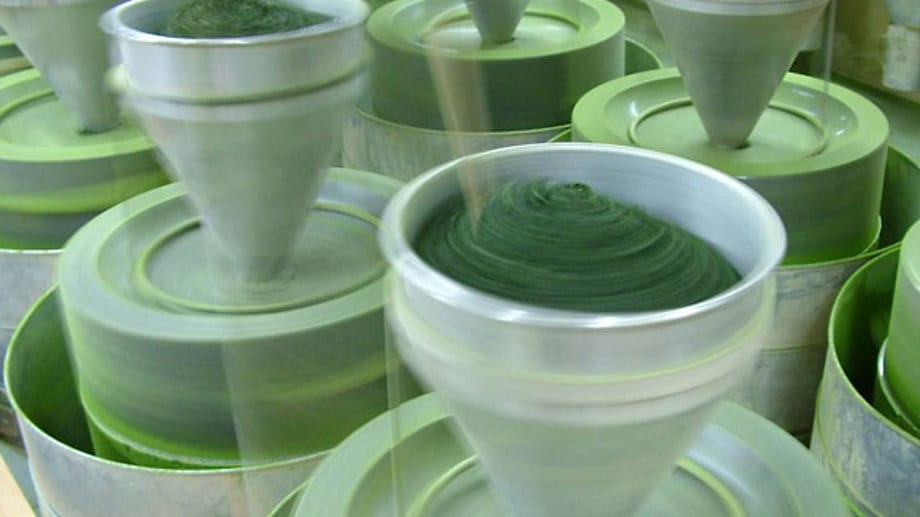 In Granitmühlen werden die getrockneten Grünteeblätter stundenlang zu feinstem Pulver vermahlen. Für 40 Gramm Matcha-Tee braucht eine Mühle etwa eine Stunde.