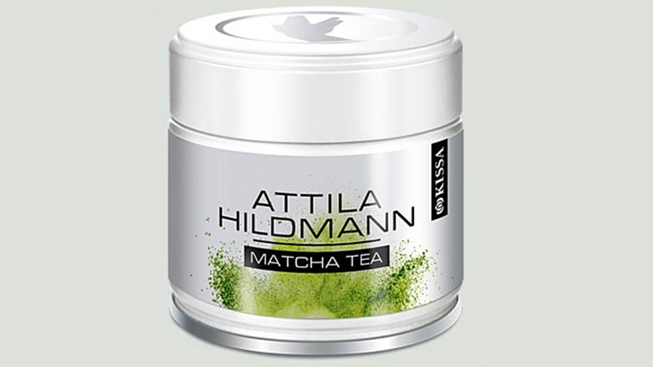 Der Starkoch der veganen Küche, Attila Hildmann, hat bereits seinen eigenen Matcha-Tee (30 Gramm für etwa 16 Euro, attilahildmann.de). Dabei spendet er pro verkaufte Dose 25 Cent für den Tropenwald.