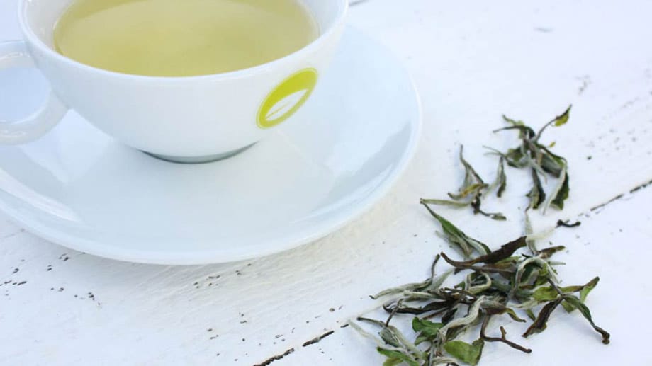 In exklusiven Teegärten in China wird Weißer Tee in geringen Mengen produziert und ist dementsprechend kostspielig, für ein Kilo kann man fast 300 Euro bezahlen.