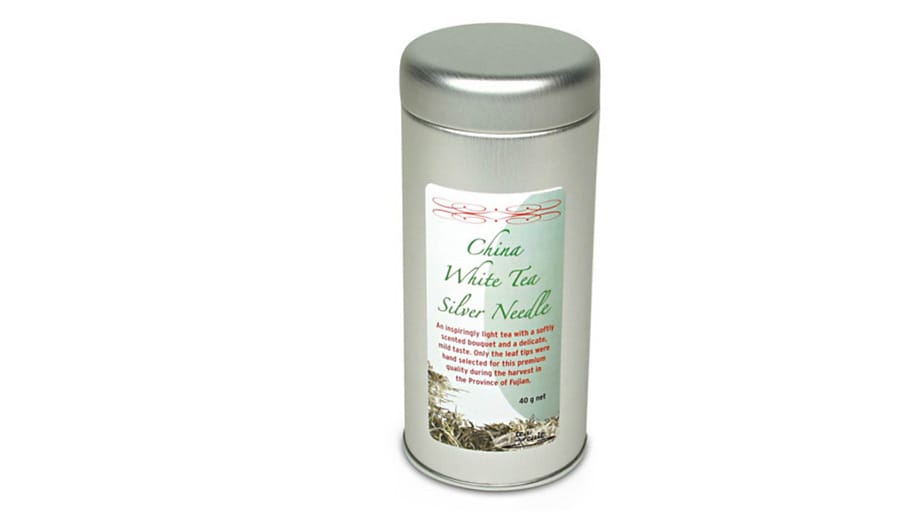 Der Weiße Tee "Silbernadel" gilt als der hochwertigste Weiße Tee. Es werden nur die jüngsten Blätter der Teepflanze dafür verwendet (Preis für 100 Gramm etwa 30 Euro, bei nibelungentee.de).