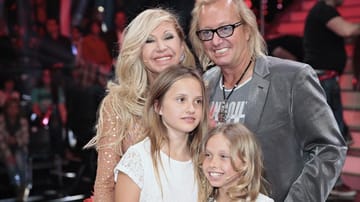 Carmen Geiss im Kreis ihrer Liebsten: mit Ehemann Robert und den beiden Töchtern Davina Shakira (li.) und Shania Tyra Maria.