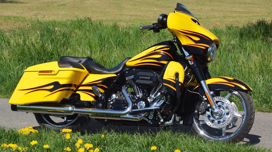 Bei der Harley-Davidson CVO Street Glide hat die Individualisierung einen sehr stolzen Preis: 38.435 Euro werden fällig, um so auffällig wie möglich auf einem starken, flachen "Bagger" dahinzugleiten. Das sind 12.500 Euro mehr als die Serien-Streetglide kostet.