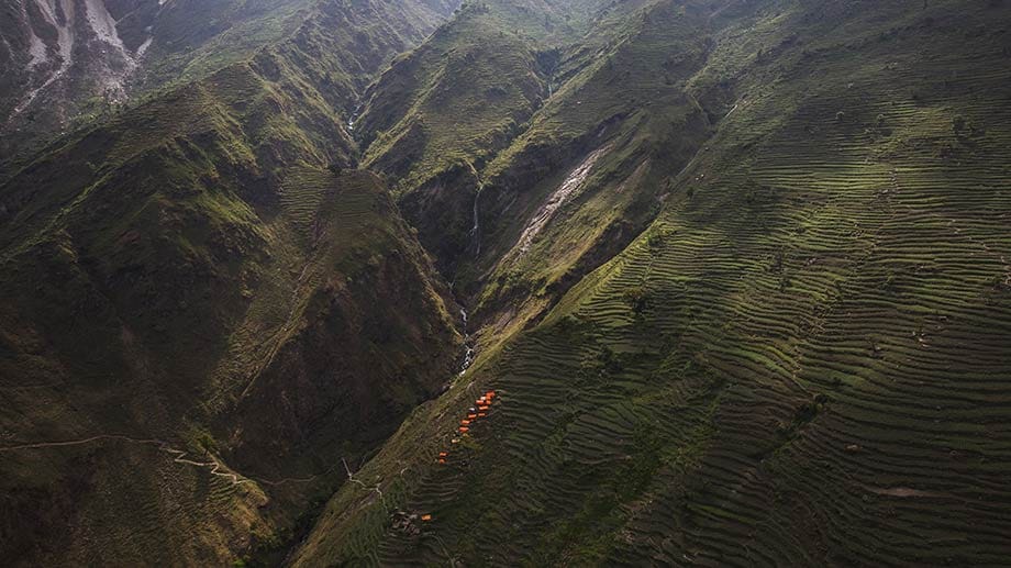 "Schwer zugänglich" - das Bild aus dem nepalesischen Distrikt Gorkha macht deutlich, was diese Aussage bedeuten kann: Hohe Berge, tiefe Täler und Steilhänge prägen das Hinterland von Nepal. Opfer der Erdbebens waren tagelang auf sich selbst gestellt. "Schwer zugänglich" - das Bild aus dem nepalesischen Distrikt Gorkha macht deutlich, was diese Aussage bedeuten kann: Hohe Berge, tiefe Täler und Steilhänge prägen das Hinterland von Nepal. Opfer der Erdbebens waren tagelang auf sich selbst gestellt.