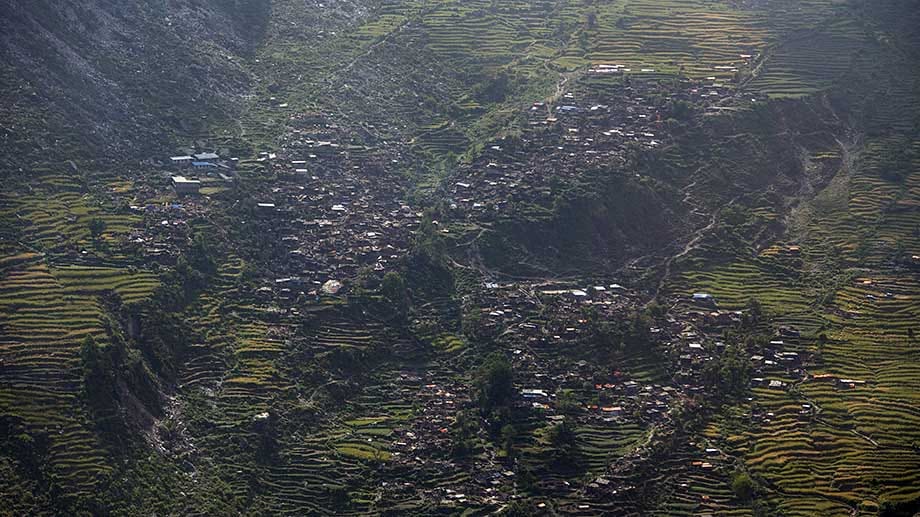 Das Dorf Sirdibas aus dem Hubschrauber. Nur wer näher kommt erkennt das Ausmaß der Zerstörung. Das Dorf Sirdibas aus dem Hubschrauber. Nur wer näher kommt erkennt das Ausmaß der Zerstörung.