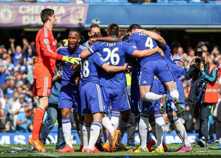 England: Jubel an der Stamford Bridge! Der FC Chelsea sichert sich drei Spieltage vor Schluss seine insgesamt fünfte Meisterschaft. Die Londoner stehen vom ersten Spieltag an auf Rang eins und dominieren die Premier League nach Belieben. Coach José Mourinho ist nach 2005 und 2006 zum dritten Mal Meister mit den Blues.