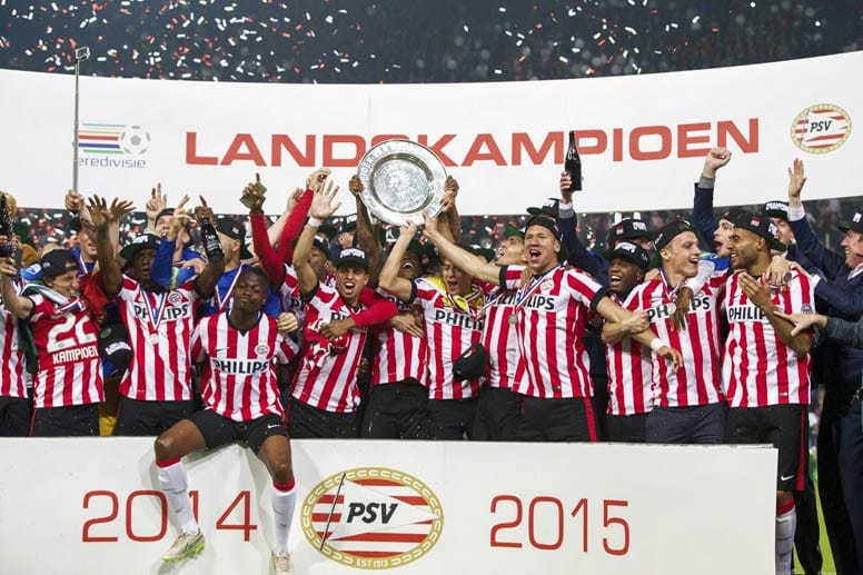 Niederlande: Nach einer siebenjährigen Durststrecke gewinnt die PSV Eindhoven den Titel in der Eredivisie. Das Team von Philip Cocu holt die 22. Meisterschaft für den Werksverein des Philips-Konzerns und lässt Rekordmeister Ajax Amsterdam (33 Titel) das Nachsehen.