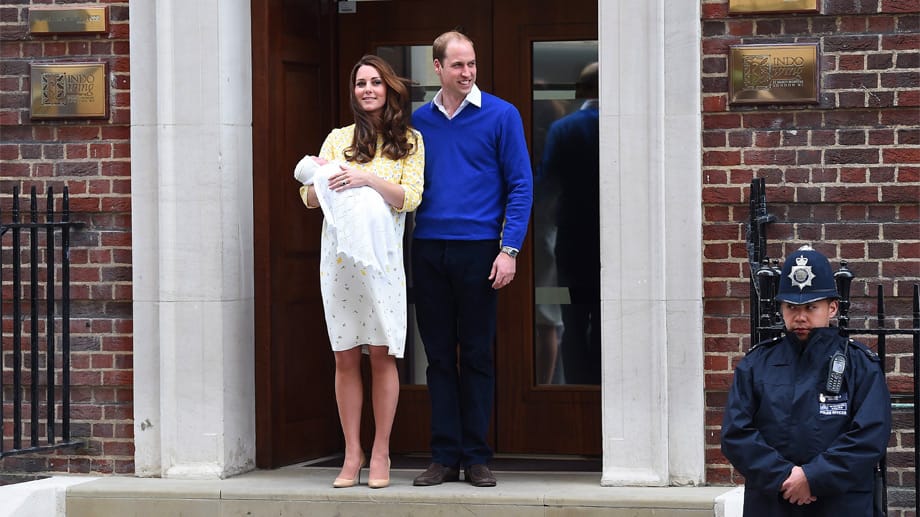 Prinz William und seine Frau Kate mit ihrer neugeborenen Tochter beim Verlassen des Krankenhauses St. Mary's in London.