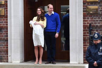 Prinz William und seine Frau Kate mit ihrer neugeborenen Tochter beim Verlassen des Krankenhauses St. Mary's in London.