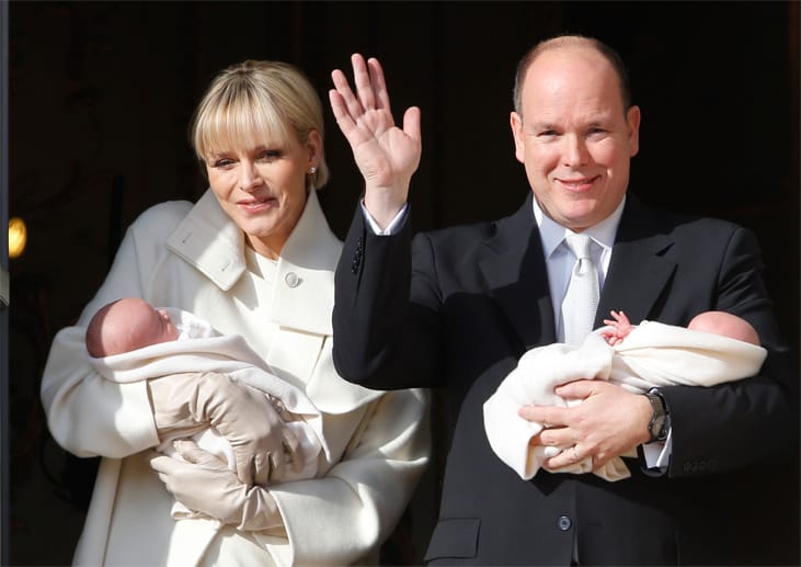 Fürst Albert und Fürstin Charlène von Monaco präsentieren den begeisterten Monegassen Anfang Januar 2015 ihre neugeborenen Zwillinge Jacques und Gabriella.