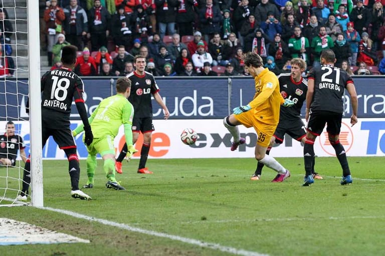 Top: Der Höhenflug des FC Augsburg: Die Mannschaft von Markus Weinzierl spielt sich trotz überschaubarem Etat mit beeindruckendem Fußball ins internationale Geschäft, schafft mit Platz fünf die direkte Qualifikation für die Europa League. Auch Torwart Marwin Hitz steuert wichtige Punkte bei - auch als Torschütze. Der Keeper erzielt am 22. Spieltag gegen Bayer Leverkusen in der Nachspielzeit aus dem Spiel heraus den Treffer zum 2:2 (0:1)-Endstand.