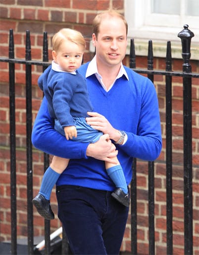 Einer der ersten Gratulanten: Der große Bruder Prinz George wird von Papa Prinz William ins Krankenhaus gebracht. Die wartenden Royalfans sind begeistert.
