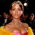 Das war gar nicht mal so blöd gedacht, denn beim "Met Ball" greifen die Stars ganz tief in die Trickkiste und präsentieren sich in so spektakulären Roben wie nur möglich. Rihanna mit ihrem goldgelben Mantel hätte Beyoncé da fast die Show gestohlen.