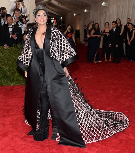 Von Lady Gaga ist man schrille Auftritte gewohnt - und auch in dieser ausladenden, kimonoartigen Robe enttäuschte sie nicht.