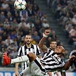 Der frühere Leverkusener Arturo Vidal versucht es mit einer artistischen Einlage gegen Madrids Innenverteidiger Raphael Varane.