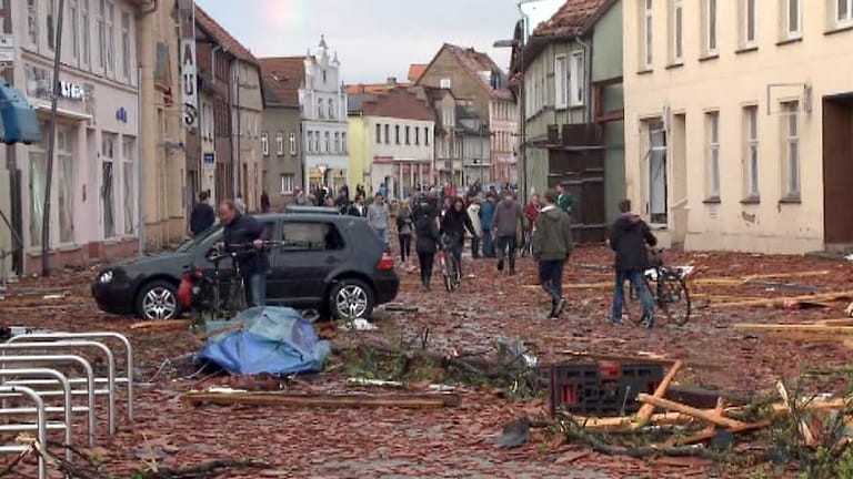 Spur der Verwüstung: Eine Tornado hat in der Kleinstadt Bützow in Mecklenburg-Vorpommern am Dienstagabend schwere Schäden verursacht.