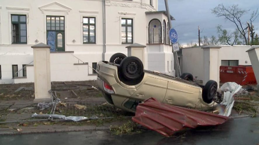 Dächer wurden abgedeckt und ganze Straßenzüge blockiert. Offenbar ist der Ort im Landkreis Rostock am stärksten von den angekündigten Unwettern betroffen.