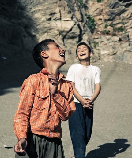 Jungs beim Spielen im Iran. Die Bevölkerung des Landes ist jung - im Durchschnitt 27 Jahre alt.