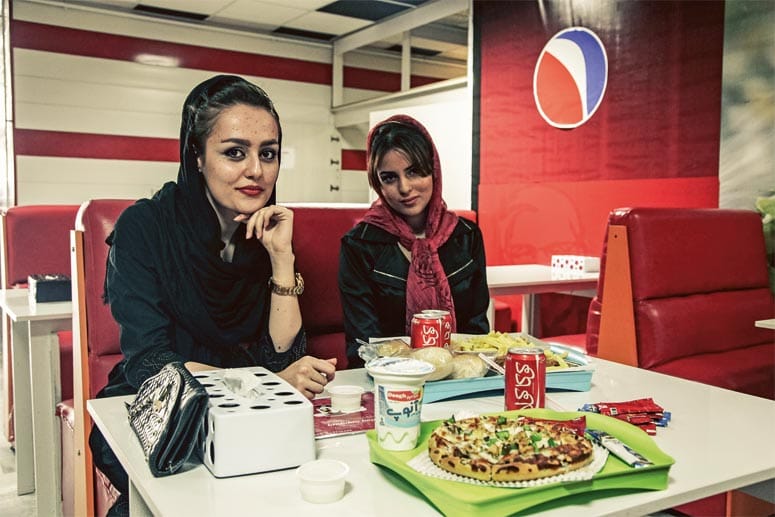 Zwei Iranerinnen in einem Schnellrestaurant im Iran.