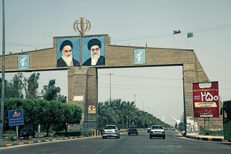 Die Führer des Landes stets im Blick - eine Straße im Iran.