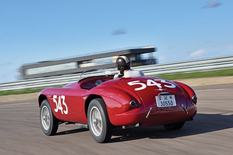 Der Ferrari hat 1952 und 1953 an der legendären Targa Florio teilgenommen. 160 PS ist der Rennwagen stark und war damit gut für das Langtreckenrennen in Sizilien gerüstet.