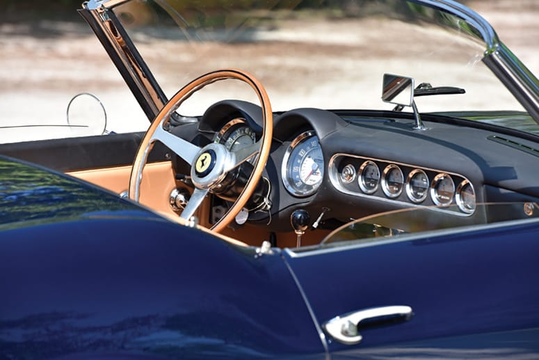 Was diese Ferraris neben der Exklusivität so besonders macht, sind das Flair von "Dolce Vita", dass sie umgibt. Es war die Zeit, als die Reichen und Schönen sich in ihren edlen und vorzugsweise offenen Autos der Öffentlichkeit präsentierten.