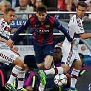 Für die Bayern geht es im Hinspiel vor allem darum, die Kreise von Superstar Messi einzuengen. Rafinha (li.) und Juan Bernat haben alle Hände voll zu tun.