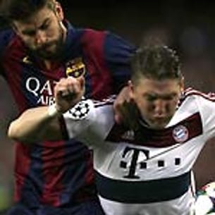 Bastian Schweinsteiger hat im Mittelfeld lange Zeit einen schweren Stand. Hier übt Gerard Pique Druck auf den Münchner aus.