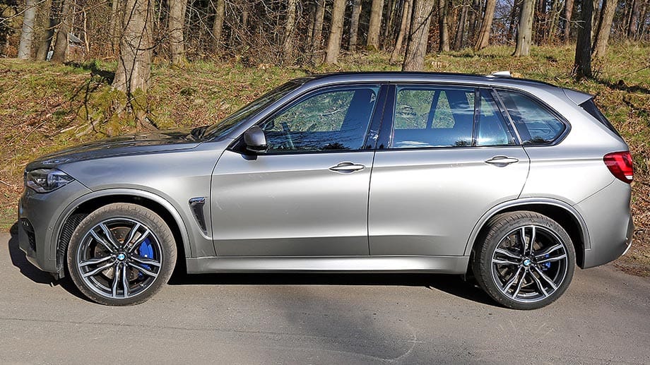 Der BMW X5 M ist die sportlichste Variante der X5-Baureihe. Unser Testwagen präsentiert sich im Lackton "Donington Grau“ und …