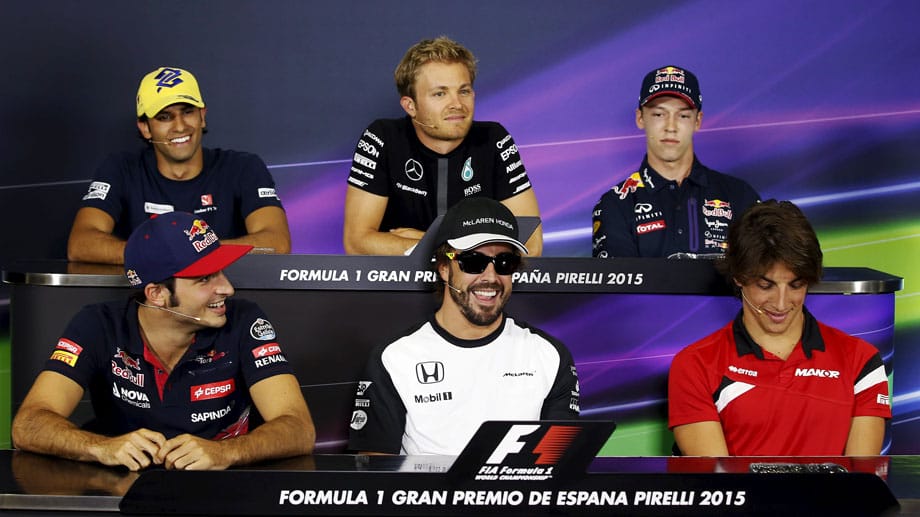 Fernando Alonso (vorne, Mitte) leidet an einer Augenentzündung. Deshalb tritt er überall mit Sonnenbrille auf.