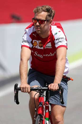 Sebastian Vettel radelt mit dem Ferrari-Fahrrad über den Circuit de Catalunya.