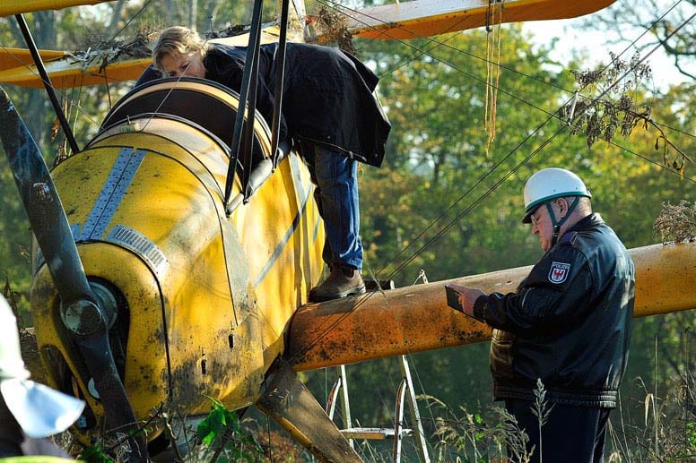 Trotz der Bruchlandung ist der Flieger fast unbeschädigt. Und die Kommissarin findet eine Tasche mit sehr viel Geld im Cockpit.