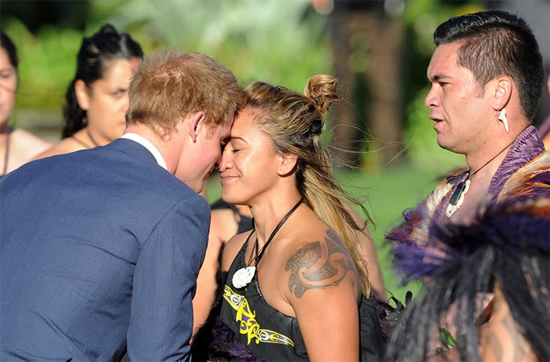 Bei seinem Besuch Neuseelands im Mai 2015 wird Prinz Harry von einer Ureinwohnerin mit dem traditionellen Hongi begrüßt. Dabei drücken die Maori Stirn und Nasen aneinander.