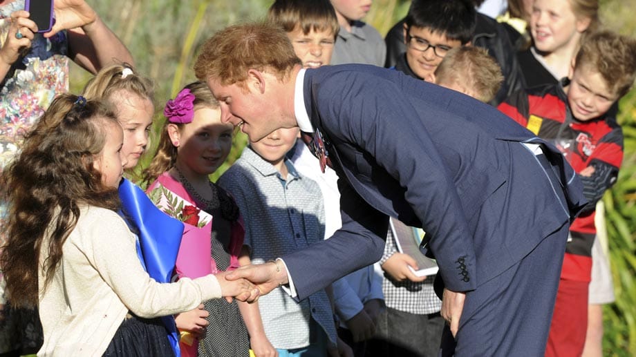 Harry sprach auch mit Schulkindern und tat überrascht, als ihm einige davon sagten, sie spielten kein Rugby: "Ich dachte, ihr würdet gezwungen, Rugby zu spielen."