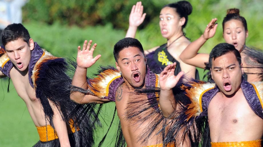 Eine Gruppe Maori zeigte ihm zu Ehren einen Haka, den traditionellen Kriegstanz der neuseeländischen Ureinwohner.