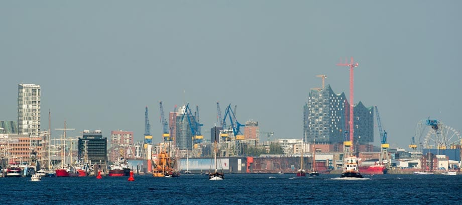 Überblick über den Hamburger Hafen. Im Hintergrund ist rechts die Hamburger Elbphilharmonie zu sehen.