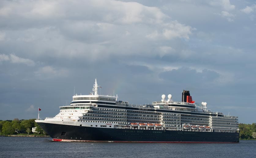 Eine der Hauptattraktionen war die "Queen Elizabeth". Hier läuft sie aus dem Hamburger Hafen aus.