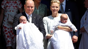 Fünf Monate nach ihrer Geburt sind die Zwillinge des monegassischen Fürstenpaares Albert II. (57) und Charlène (37) in der Kathedrale von Monaco getauft worden.
