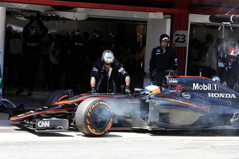Für Fernando Alonso endet das Rennen in der Boxengasse, als seine Bremsen versagen. Um ein Haare fährt er einen Mechaniker um.
