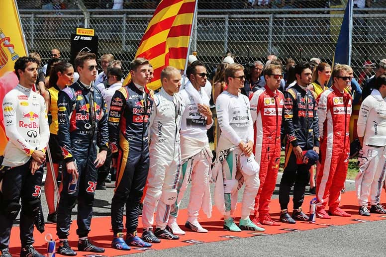 Vor dem Rennen in Spanien stehen die Fahrer für die Nationalhymne Spalier.