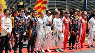Vor dem Rennen in Spanien stehen die Fahrer für die Nationalhymne Spalier.