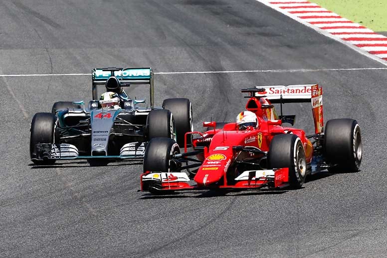 Hamilton (li.) attackiert Vettel, doch der Ferrari-Pilot hält den Briten zunächst in Schach.