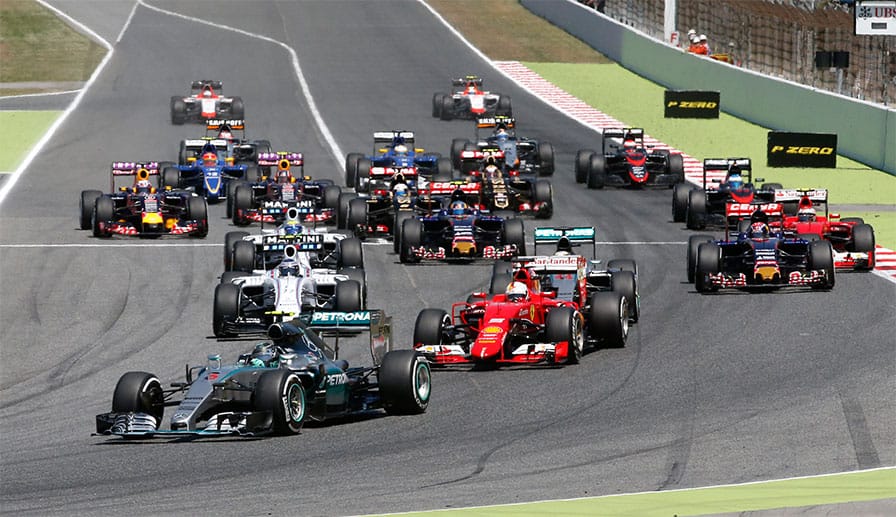 Vettel (Zweiter von vorne) überholte den Weltmeister vor der ersten Kurve und schiebt sich auf Position zwei.