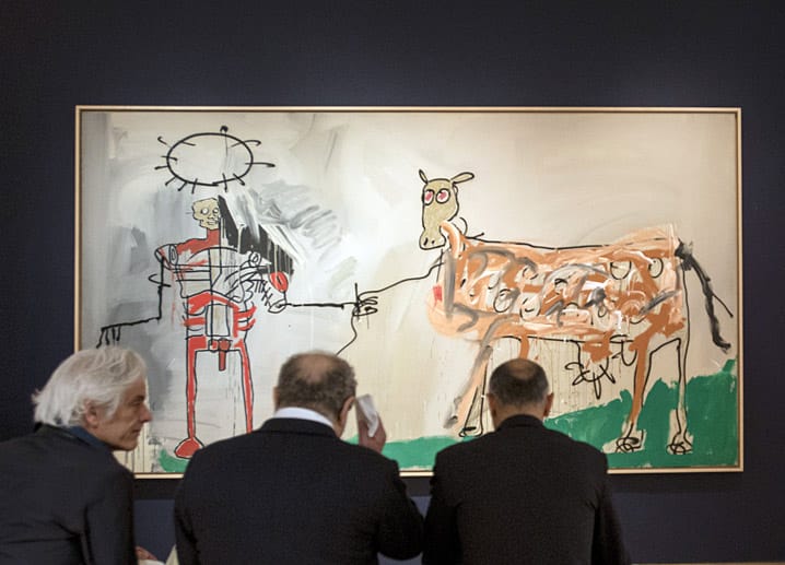 Zuschauer begutachten das Kunstwerk "The Field Next to the Other Road" von Jean-Michel Basquiat, das ebenfalls bei Christie’s unter den Hammer kommt.
