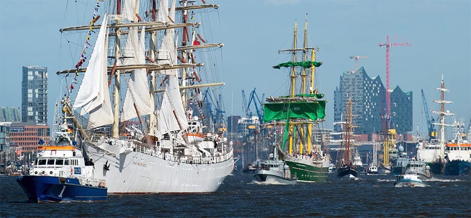 Zahlreiche Schiffe und Boote sind beim 826. Hafengeburtstag in Hamburg auf der Elbe unterwegs. Zum 826. Hafengeburtstag in Hamburg kamen rund eine Millionen Besucher. Die Segelschiffe "Dar Mlodziezy" (l.) und die "Alexander von Humboldt II" (grün, Mi.) führten beim Hafengeburtstag die Auslaufparade an.