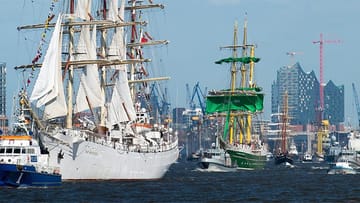 Zahlreiche Schiffe und Boote sind beim 826. Hafengeburtstag in Hamburg auf der Elbe unterwegs. Zum 826. Hafengeburtstag in Hamburg kamen rund eine Millionen Besucher. Die Segelschiffe "Dar Mlodziezy" (l.) und die "Alexander von Humboldt II" (grün, Mi.) führten beim Hafengeburtstag die Auslaufparade an.