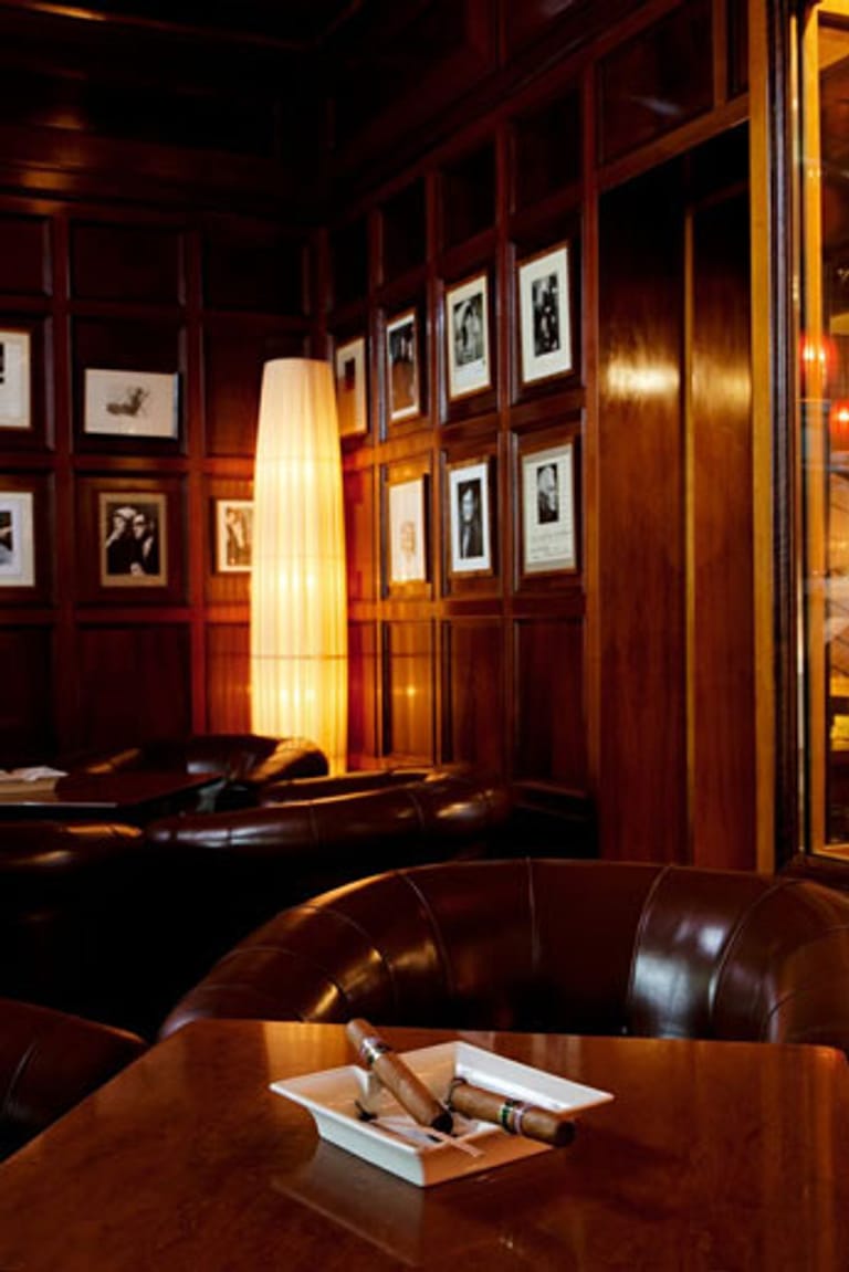 In der "Times Bar" des Hotels "Savoy Berlin" scheint die Zeit stehenzubleiben: Hier finden abgespannte Väter Ruhe, können sich in einen bequemen Sessel sinken lassen und ein Glas schottischen Whiskey zur feinen Zigarre genießen. Zur Bar gehört ein Zigarrengeschäft mit erstklassiger Ware aus Kuba.