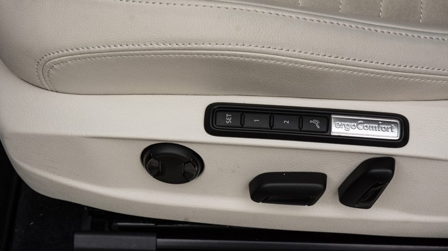 Bequemer geht's kaum. Den "Ergo-Comfort-Sitz" mit elektrischer 14-Wege-Einstellung mit Memory- und Massagefunktion lässt sich VW mit knapp 1200 Euro bezahlen.