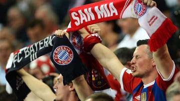 Schwerer könnte die Aufgabe für den FC Bayern kaum sein: Nach der 0:3-Niederlage muss im Halbfinal-Rückspiel der Champions League gegen den FC Barcelona ein deutlicher Sieg in der heimischen Allianz Arena her. Die Fans glauben jedenfalls noch an das Wunder und treiben die Münchner an.