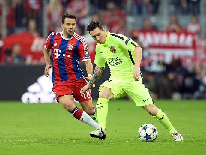 In der Folge macht der FC Bayern das Spiel, Barcelona setzt auf schnelle Gegenstöße. Lionel Messi (re.) spielt sich mit seinen klugen Pässen immer wieder in den Mittelpunkt.