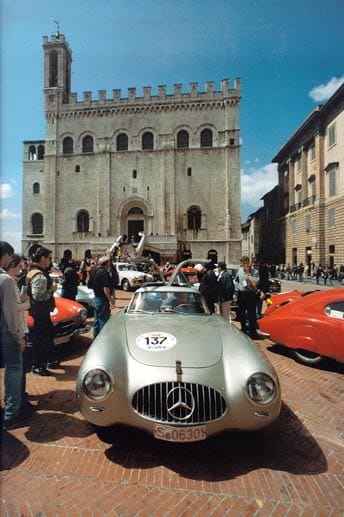 Das legendäre Oldtimer-Rennen Mille Miglia wurde vor einigen Jahren auf vier Tourentage erweitert. Das hat den Vorteil, dass die spektakulären historischen Autos ihre Etappenziele tagsüber erreichen und der Zuschauer nach Herzenslust fotografieren und staunen kann. Mitfahren darf man die Mille Miglia nur in zugelassenen Fahrzeugen, jedoch sind Begleitreisen zu den Etappenzielen nicht nur für Liebhaber von Oldtimern ein Vergnügen.